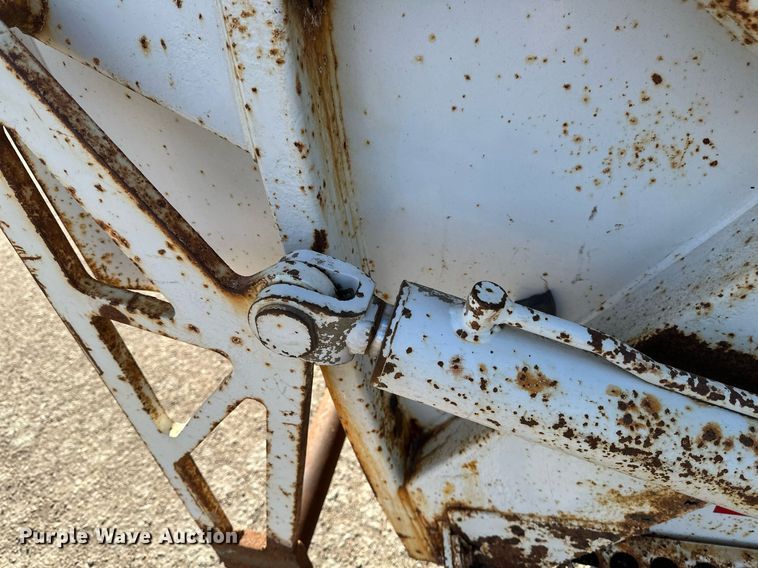 image for item DV0624 2001 International  4700 refuse truck