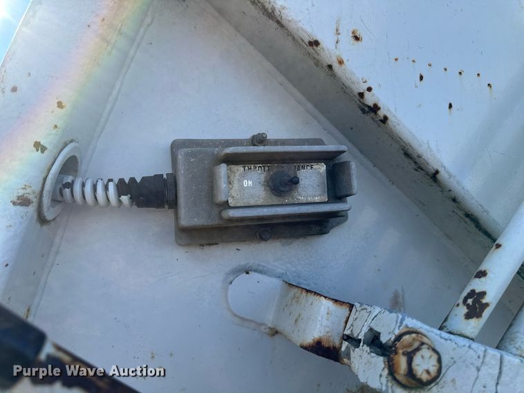 image for item DV0624 2001 International  4700 refuse truck