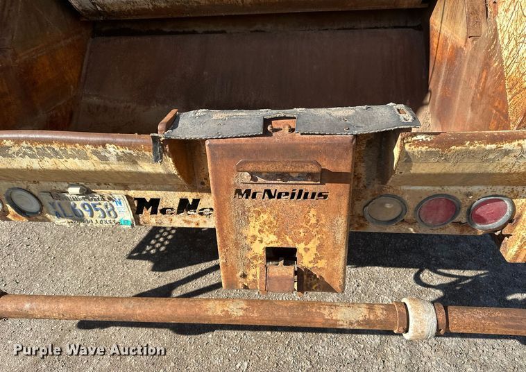 image for item DV0624 2001 International  4700 refuse truck