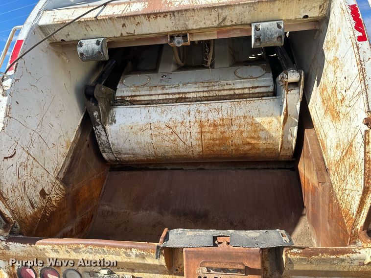 image for item DV0624 2001 International  4700 refuse truck