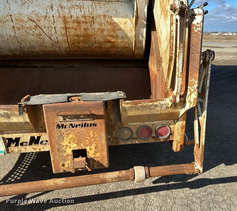 image for item DV0624 2001 International  4700 refuse truck