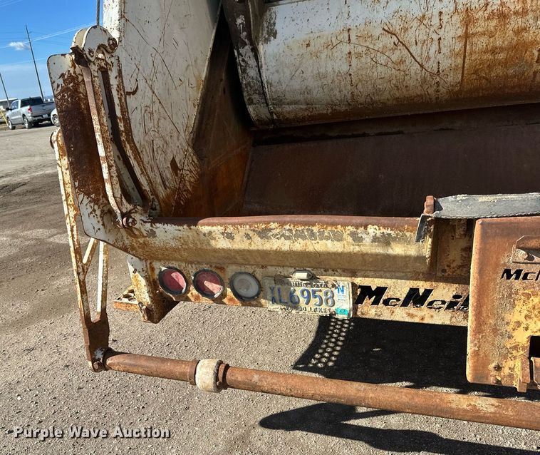 image for item DV0624 2001 International  4700 refuse truck