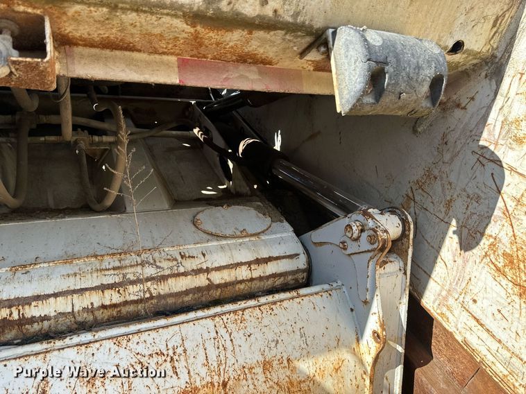 image for item DV0624 2001 International  4700 refuse truck