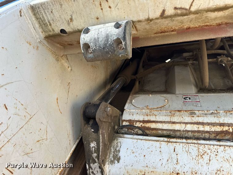 image for item DV0624 2001 International  4700 refuse truck