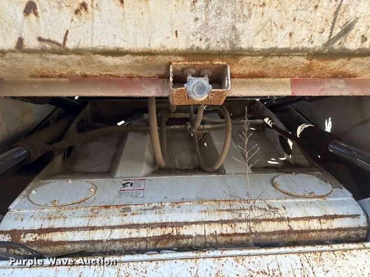 image for item DV0624 2001 International  4700 refuse truck