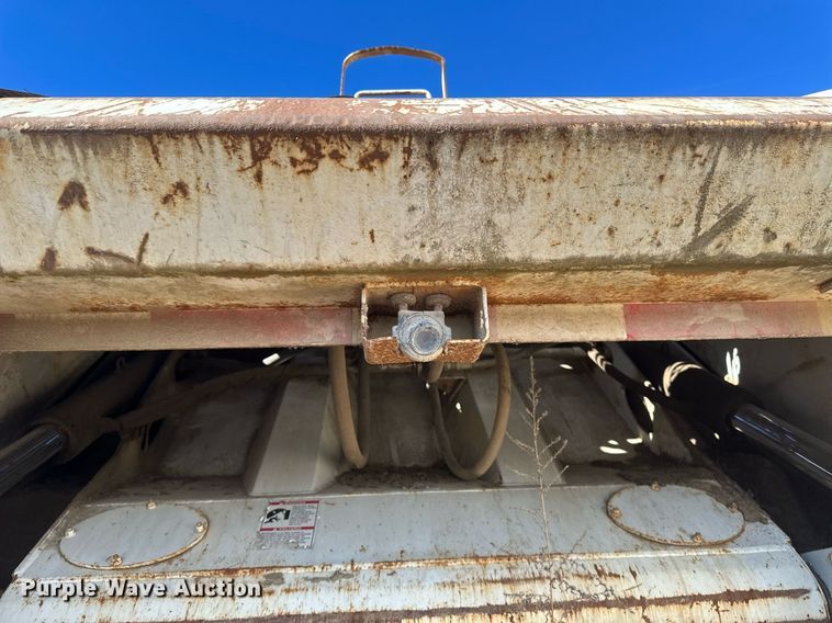 image for item DV0624 2001 International  4700 refuse truck