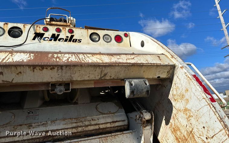 image for item DV0624 2001 International  4700 refuse truck