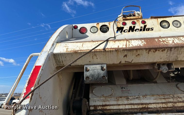 image for item DV0624 2001 International  4700 refuse truck