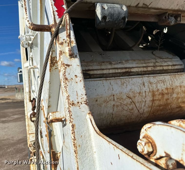 image for item DV0624 2001 International  4700 refuse truck