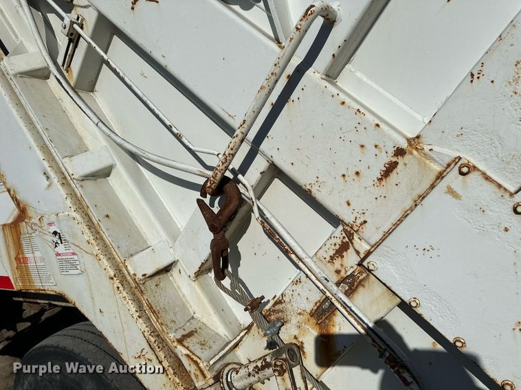 image for item DV0624 2001 International  4700 refuse truck