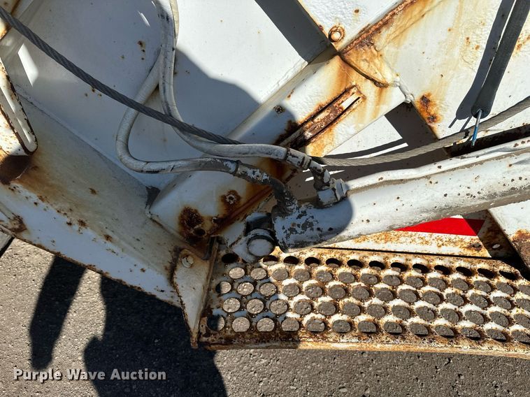 image for item DV0624 2001 International  4700 refuse truck