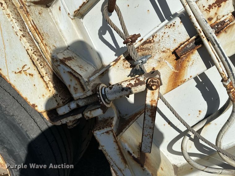 image for item DV0624 2001 International  4700 refuse truck