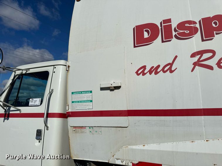 image for item DV0624 2001 International  4700 refuse truck