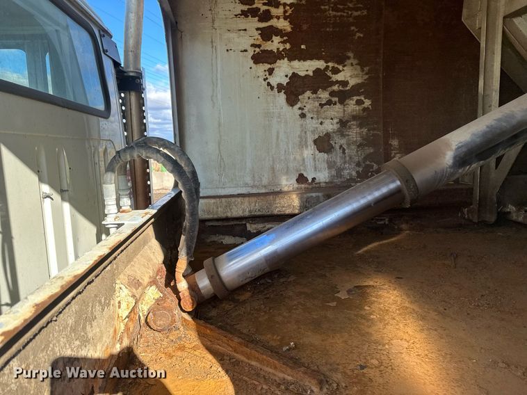 image for item DV0624 2001 International  4700 refuse truck