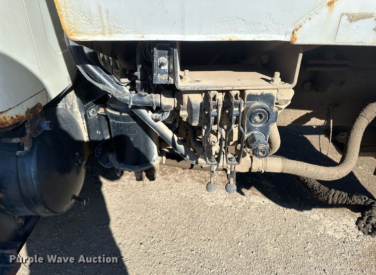 image for item DV0624 2001 International  4700 refuse truck