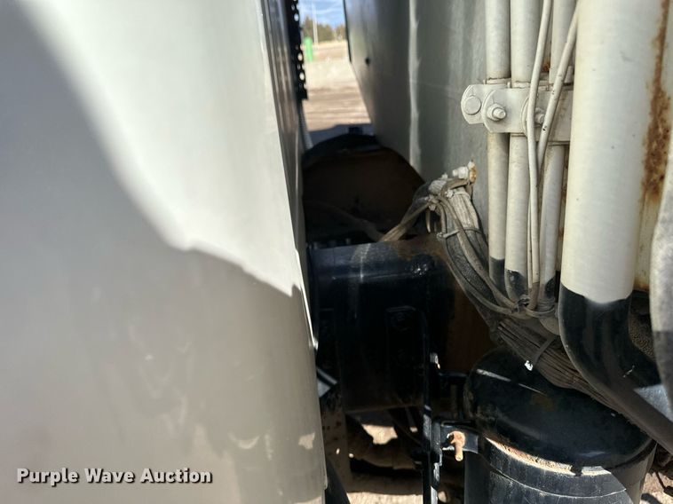 image for item DV0624 2001 International  4700 refuse truck