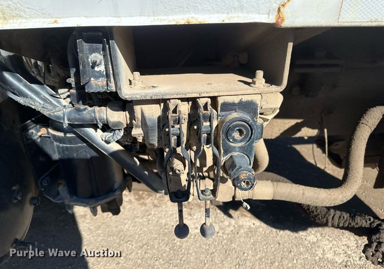 image for item DV0624 2001 International  4700 refuse truck