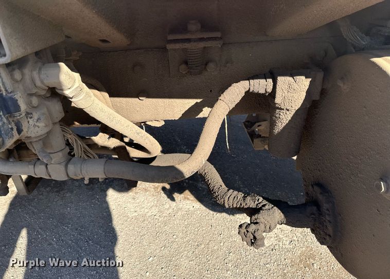 image for item DV0624 2001 International  4700 refuse truck