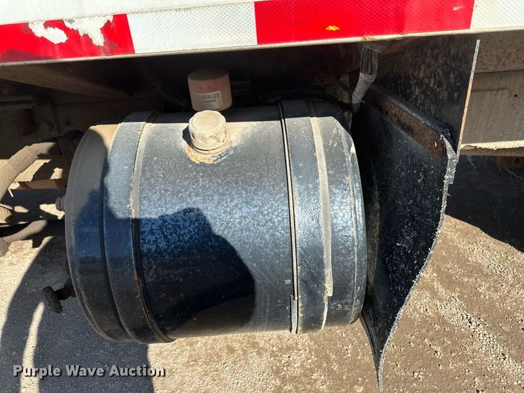 image for item DV0624 2001 International  4700 refuse truck