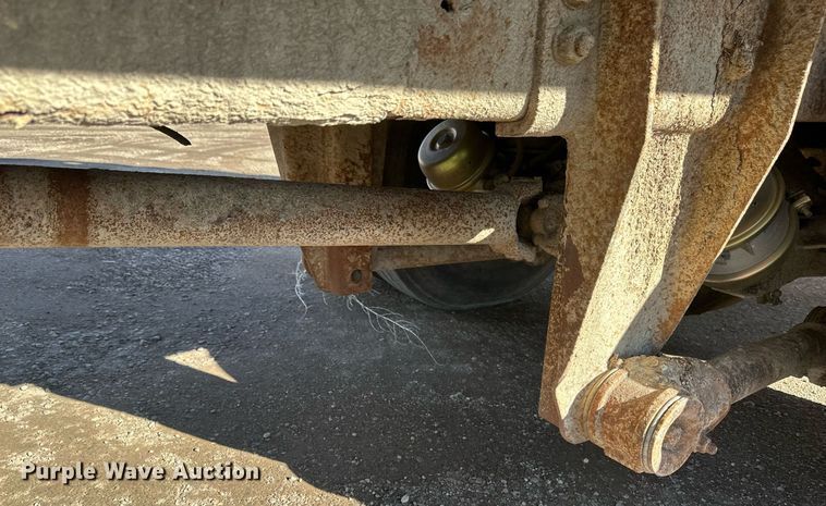 image for item DV0624 2001 International  4700 refuse truck