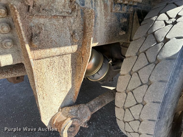 image for item DV0624 2001 International  4700 refuse truck