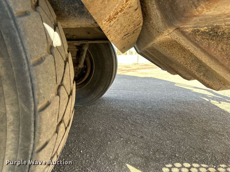 image for item DV0624 2001 International  4700 refuse truck