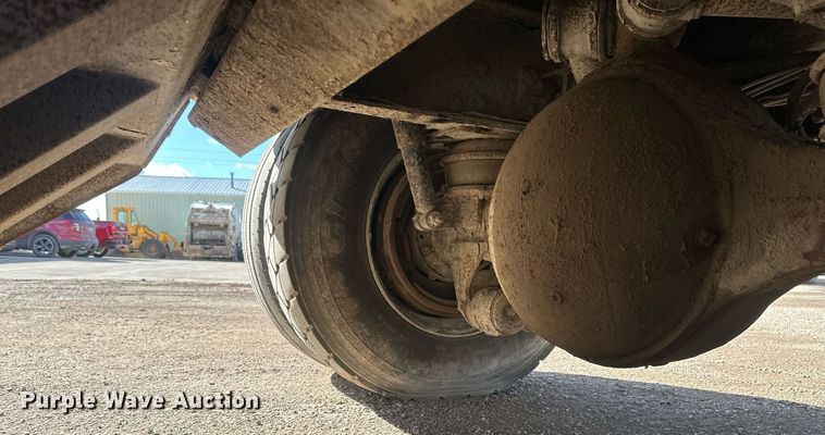 image for item DV0624 2001 International  4700 refuse truck