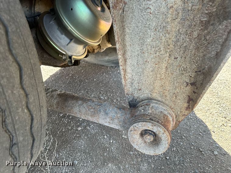 image for item DV0624 2001 International  4700 refuse truck