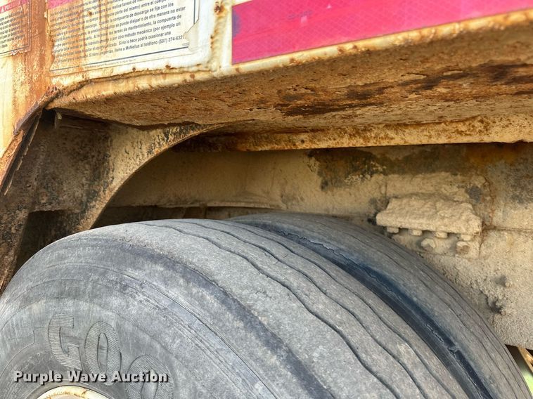 image for item DV0624 2001 International  4700 refuse truck