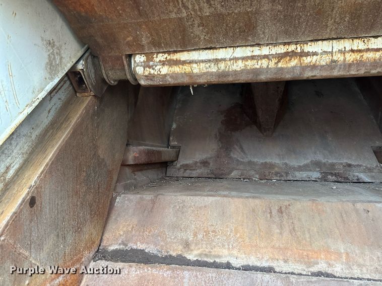 image for item DV0624 2001 International  4700 refuse truck