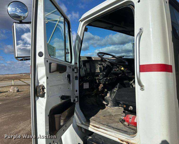 image for item DV0624 2001 International  4700 refuse truck