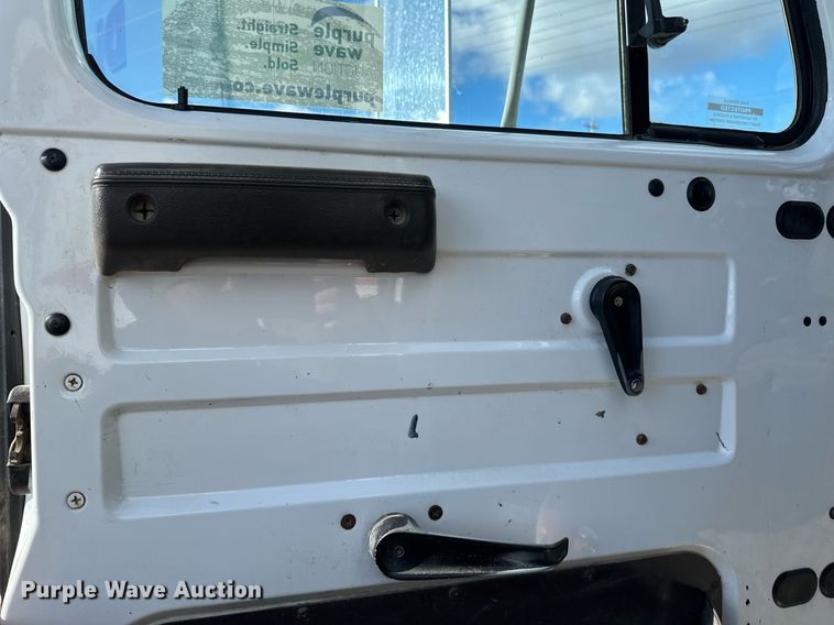 image for item DV0624 2001 International  4700 refuse truck