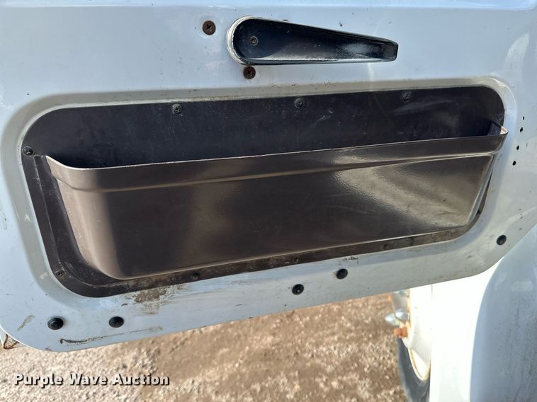 image for item DV0624 2001 International  4700 refuse truck