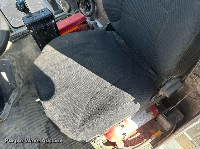 image for item DV0624 2001 International  4700 refuse truck