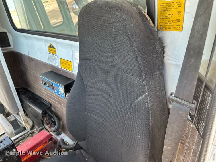 image for item DV0624 2001 International  4700 refuse truck