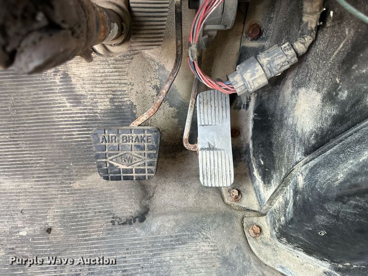 image for item DV0624 2001 International  4700 refuse truck