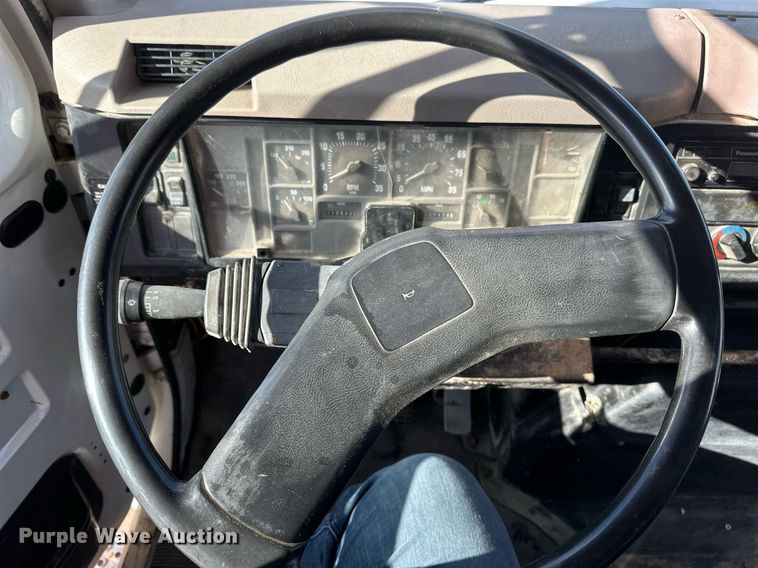 image for item DV0624 2001 International  4700 refuse truck