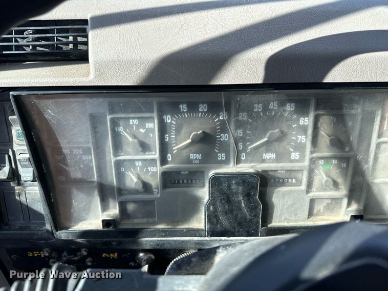 image for item DV0624 2001 International  4700 refuse truck