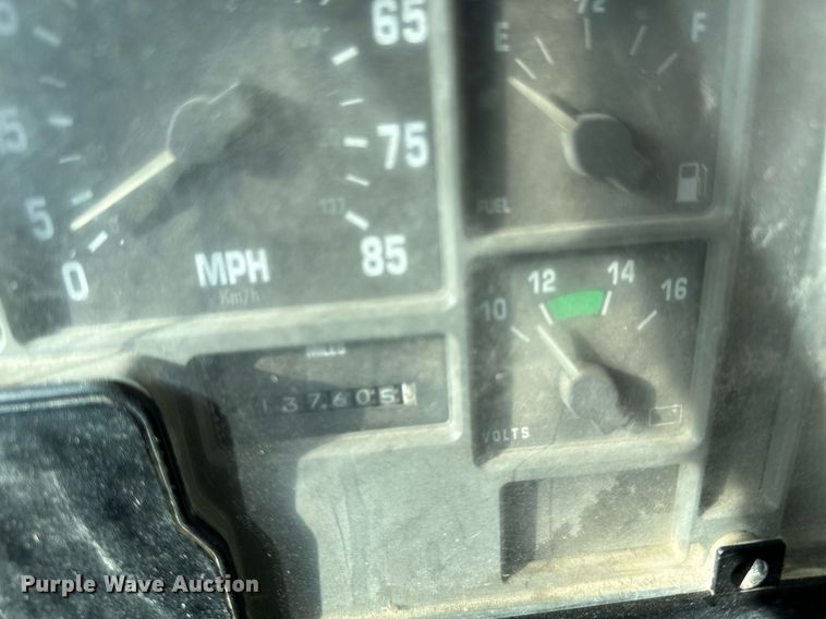 image for item DV0624 2001 International  4700 refuse truck