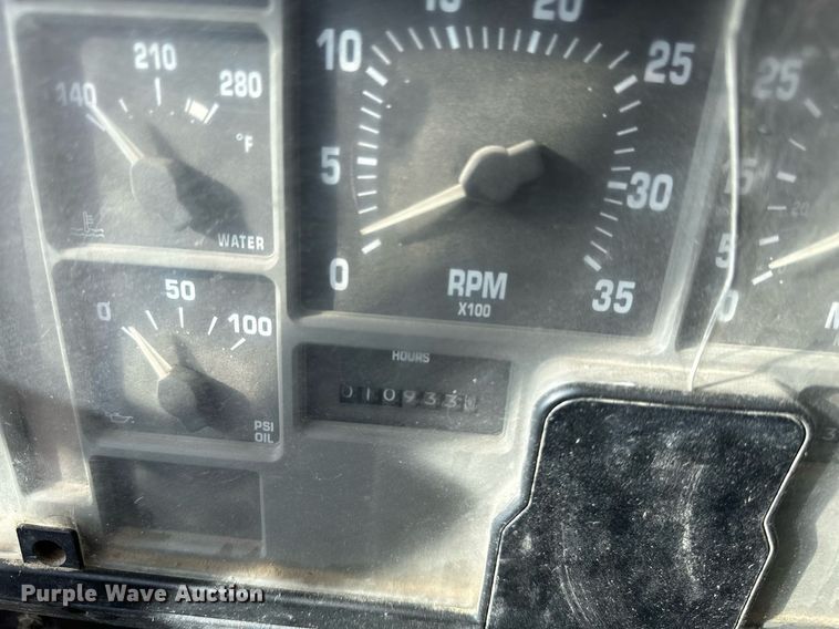 image for item DV0624 2001 International  4700 refuse truck