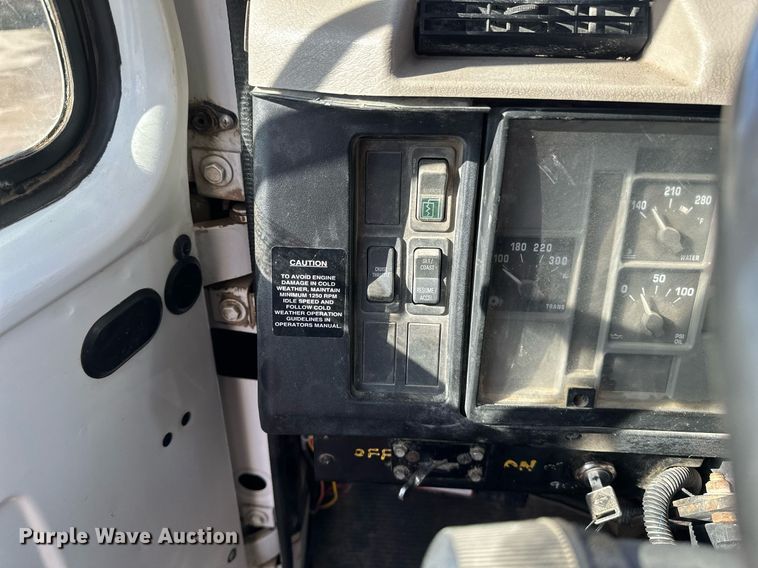 image for item DV0624 2001 International  4700 refuse truck