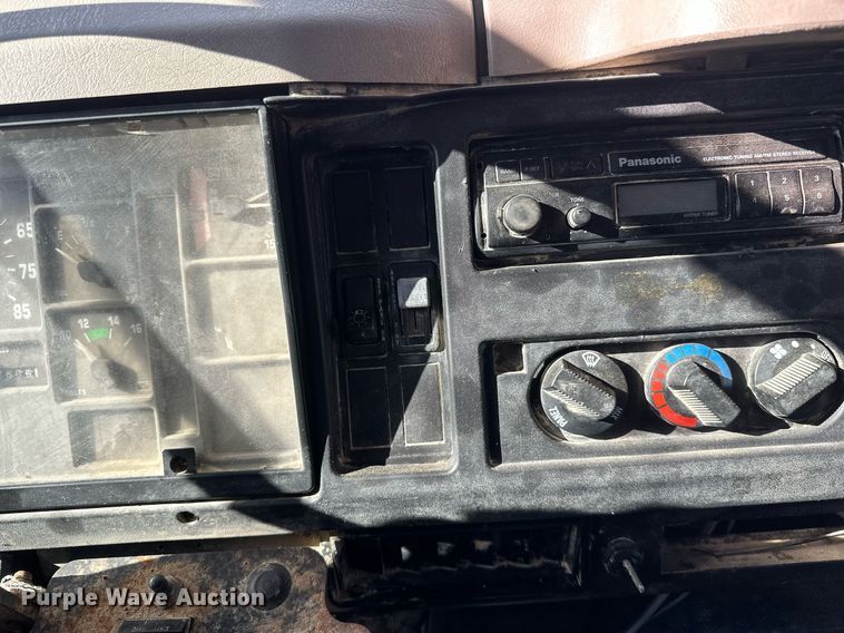 image for item DV0624 2001 International  4700 refuse truck