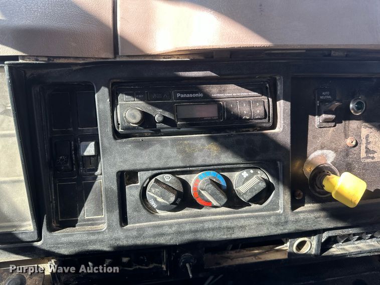 image for item DV0624 2001 International  4700 refuse truck