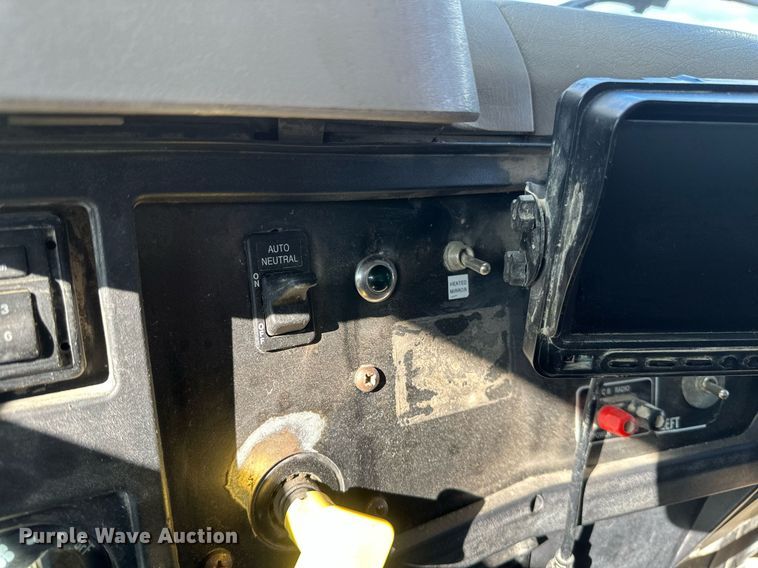 image for item DV0624 2001 International  4700 refuse truck