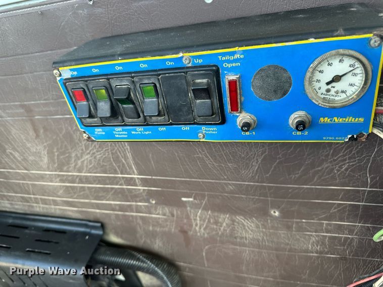 image for item DV0624 2001 International  4700 refuse truck