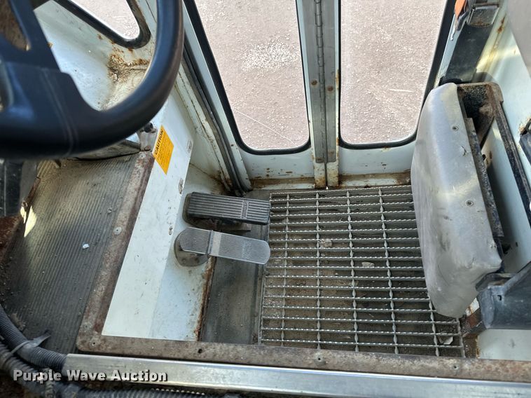 image for item DV0624 2001 International  4700 refuse truck