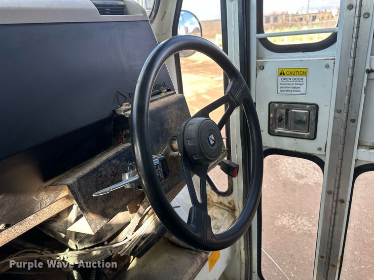 image for item DV0624 2001 International  4700 refuse truck