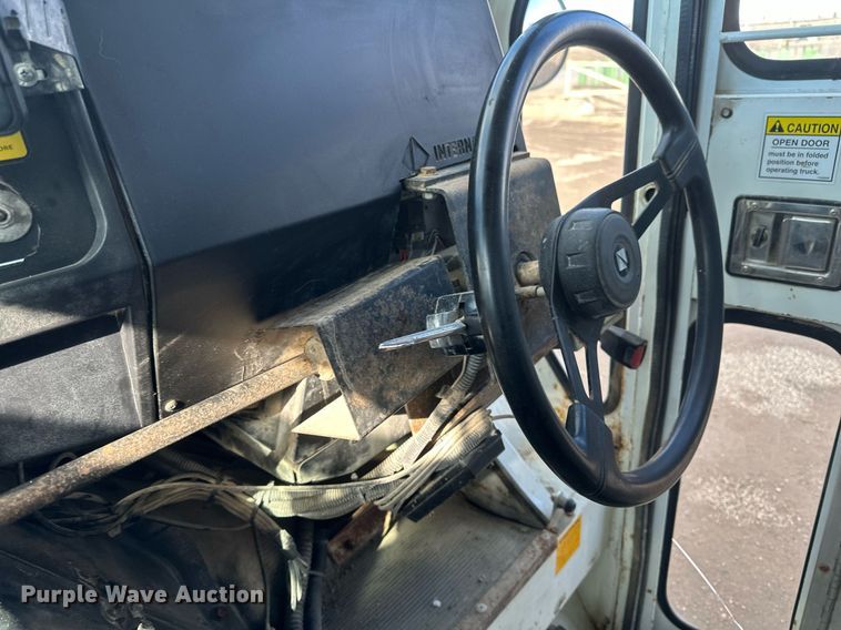 image for item DV0624 2001 International  4700 refuse truck