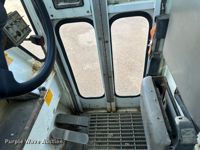 image for item DV0624 2001 International  4700 refuse truck