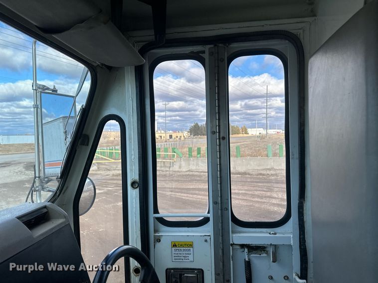 image for item DV0624 2001 International  4700 refuse truck